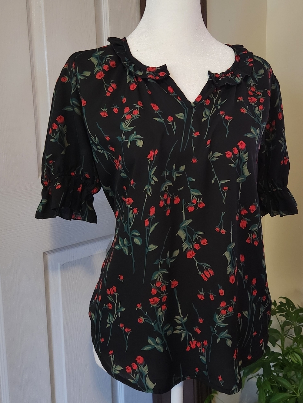 Women's Black Rose Floral Ruffle Short-Sleeve Blouse JON & ANNA Contemporary